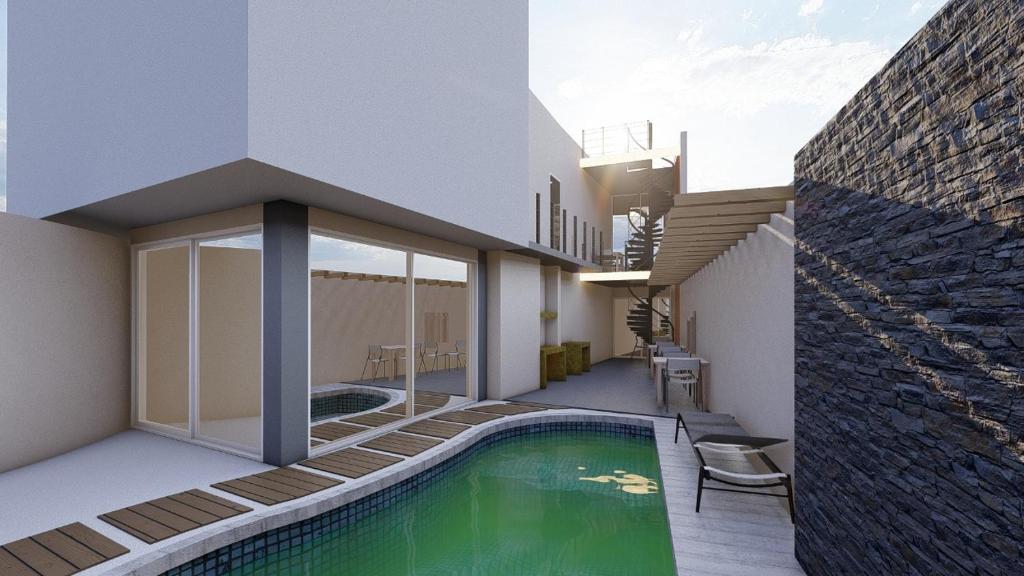 dom z basenem obok budynku w obiekcie Cancun Hostel w mieście Cancún