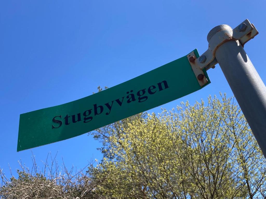 ein grünes Straßenschild auf einer Stange in der Unterkunft Nissevikens Stugby in Havdhem
