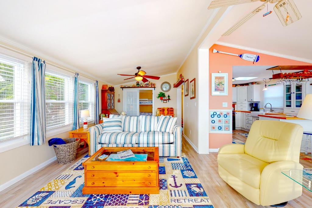 ein Wohnzimmer mit zwei Sofas und einem Tisch in der Unterkunft Montego Bay - 197 Pine Tree Road in Ocean City