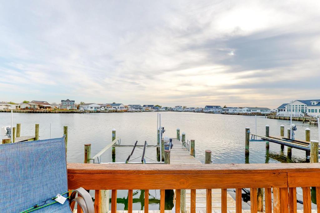 ein Steg mit Blick auf das Wasser und die Häuser in der Unterkunft Montego Bay - 197 Pine Tree Road in Ocean City