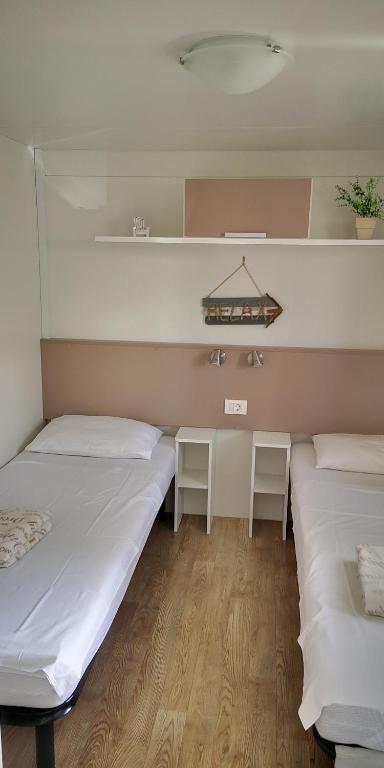 Postel nebo postele na pokoji v ubytování Mobile home Lux otok Murter