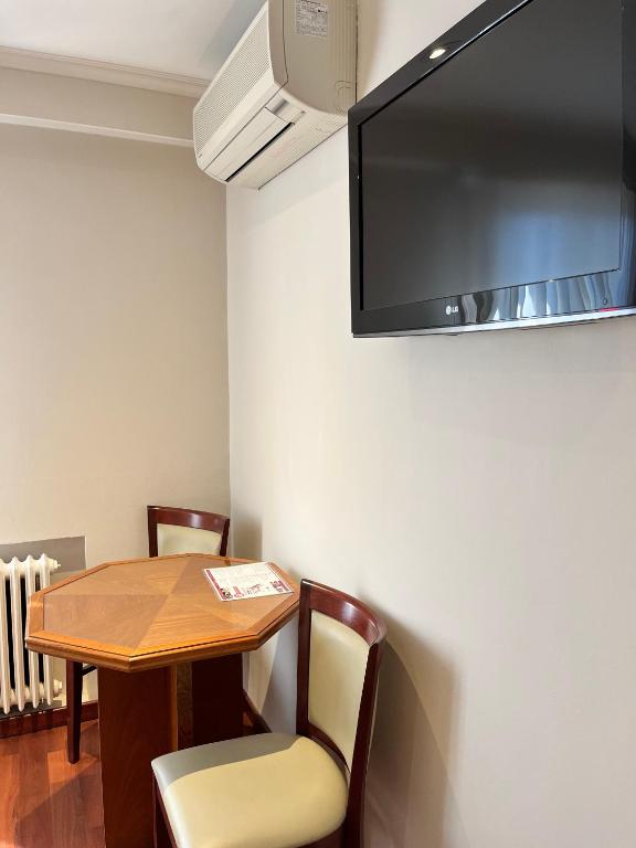 Телевизия и/или развлекателен център в Bristol Hotel