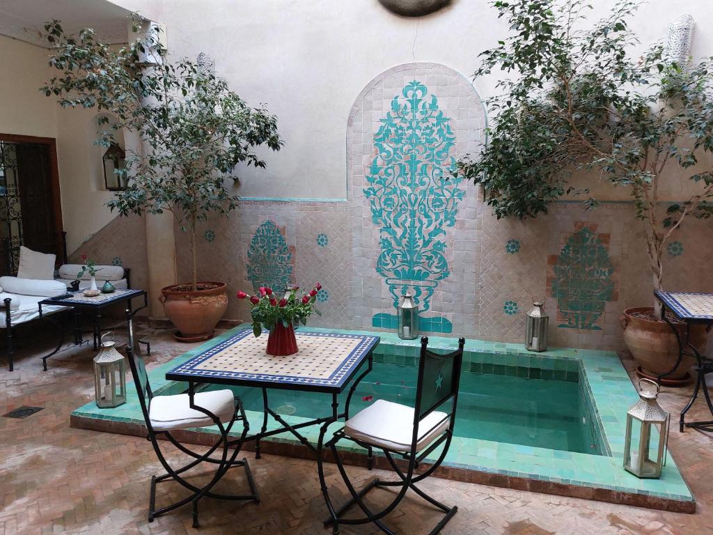 Bazén v ubytování Riad Couleurs du Sud nebo v jeho okolí