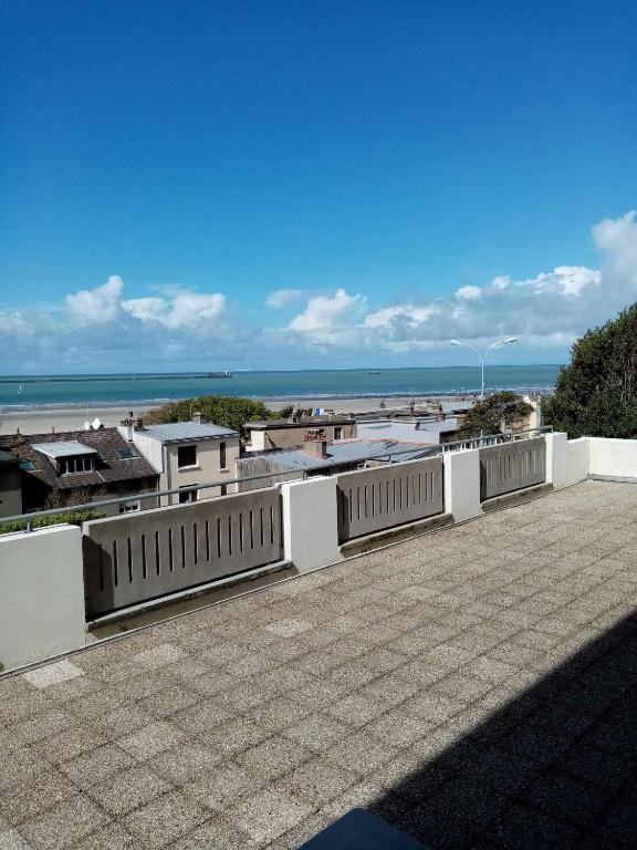 - une vue sur la plage depuis le toit d'un bâtiment dans l'établissement Vue panoramique, Nausicaa, à Boulogne-sur-Mer