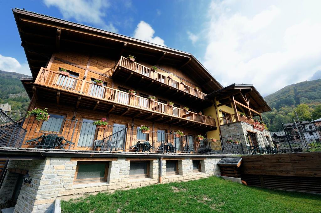 Nespecifikovaný výhled na hory nebo výhled na hory při pohledu z hotelu
