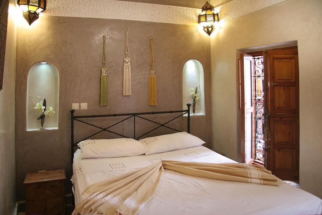 Postel nebo postele na pokoji v ubytování Riad Couleurs du Sud