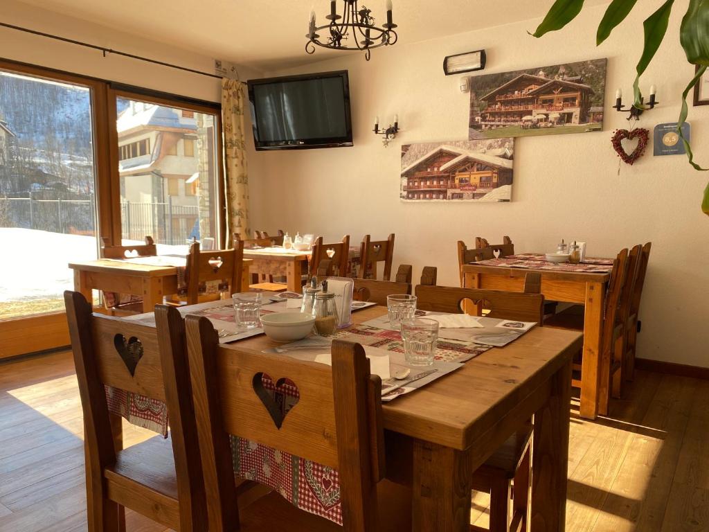 TV a/nebo společenská místnost v ubytování Hotel L'Artisin