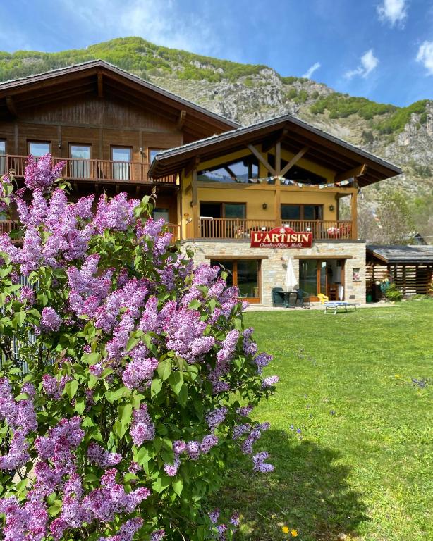 Nespecifikovaný výhled na hory nebo výhled na hory při pohledu z hotelu
