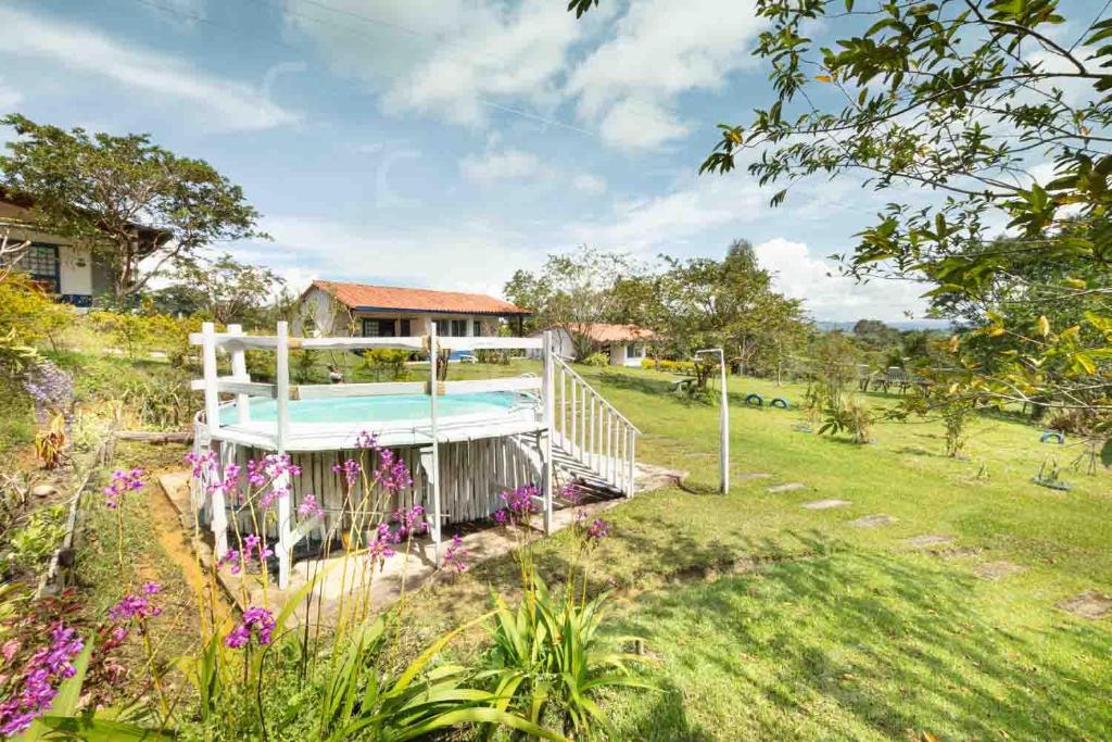 een huis met een zwembad in een tuin bij Finca La Colina De Los Azulejos in Guadalupe