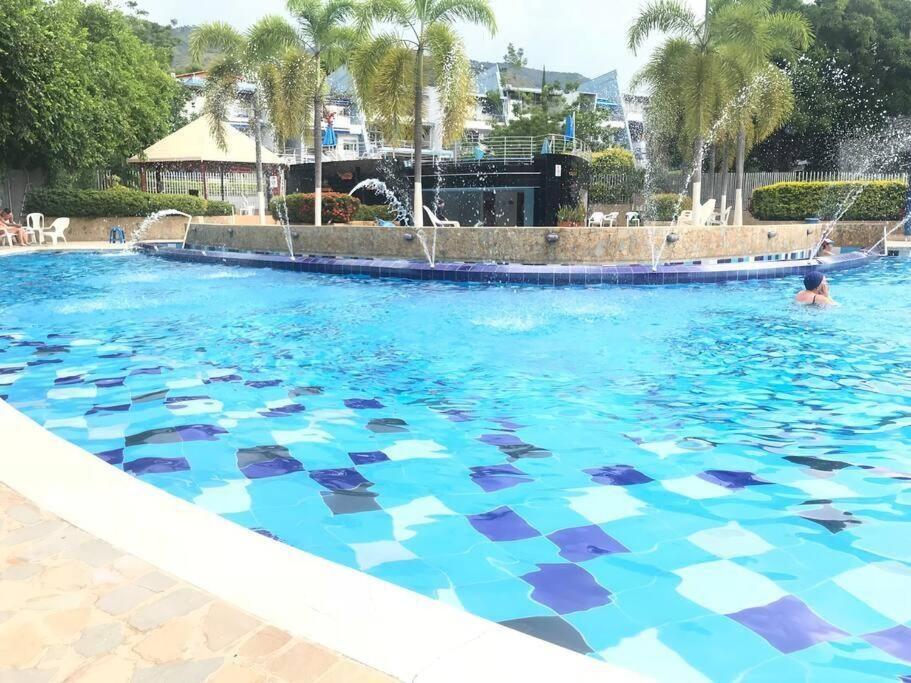 una piscina con azulejos azules y blancos en Hermoso Apartasol con Piscina en Sopetran, en Sopetrán