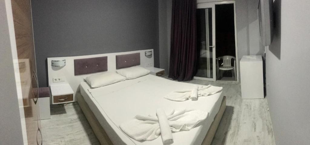 Postel nebo postele na pokoji v ubytování Saygılı Beach Hotel