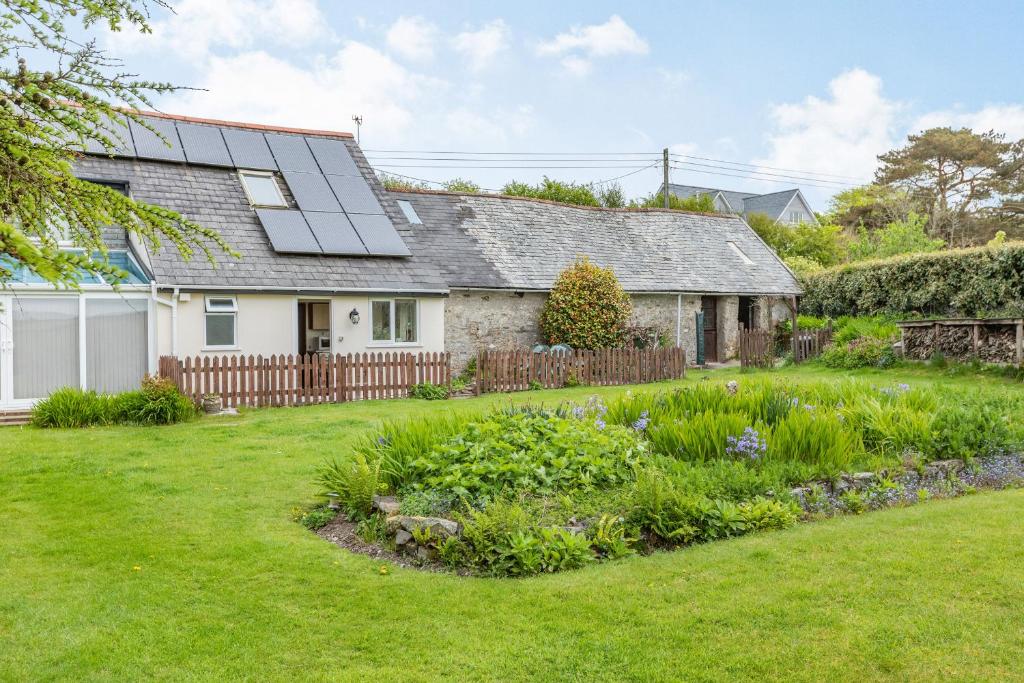 ein Haus mit Solardach und Garten in der Unterkunft Stable Cottage in Ilfracombe