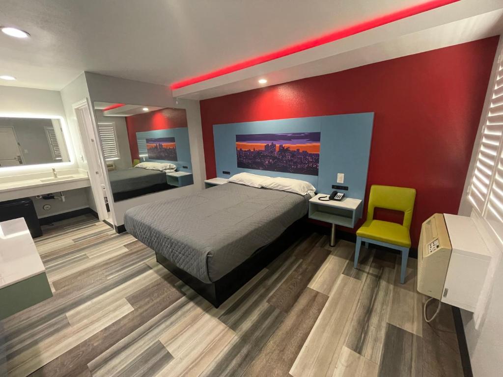 um quarto com uma cama, uma secretária e uma cadeira em La Palma Motel, South Gate - Los Angeles area em South Gate