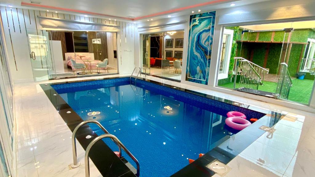 - une grande piscine dans une maison dans l'établissement جنة الطائف, à Taif