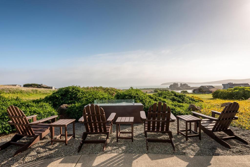 een patio met 4 stoelen, een tafel en een grill bij Heron Manor in Bodega Bay