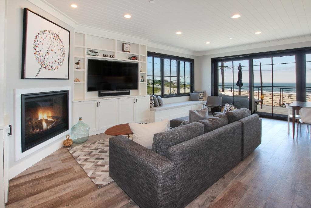 Luxury Twin Lakes Oceanfront Escape