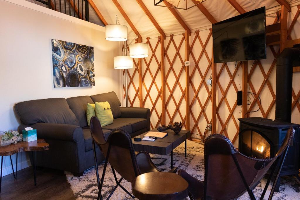 Posezení v ubytování Escalante Yurts - Luxury Lodging