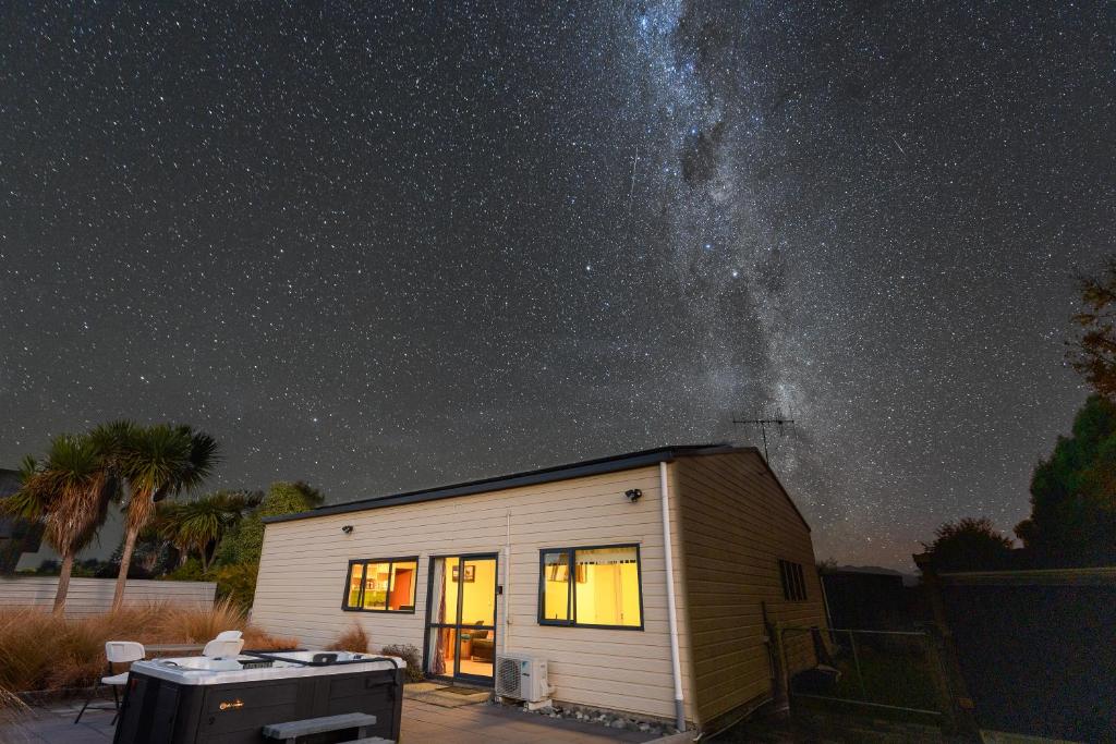 a house with the milky way in the sky at Kepler Mountain View in Manapouri