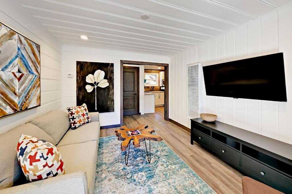 A television and/or entertainment centre at Manzanita Holiday 4