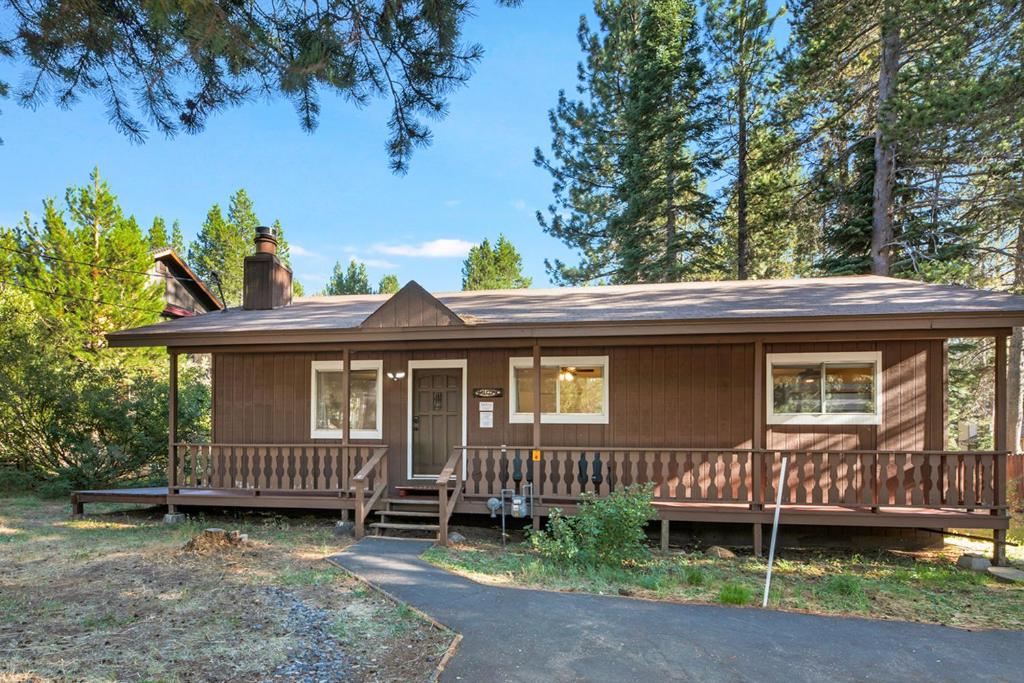 een klein huis met een veranda en een terras bij Atroari Adventures in South Lake Tahoe