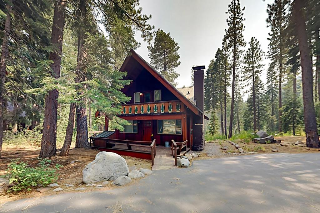 una cabaña de madera en un bosque con árboles en Ward Creekside Cabin, en Tahoe City