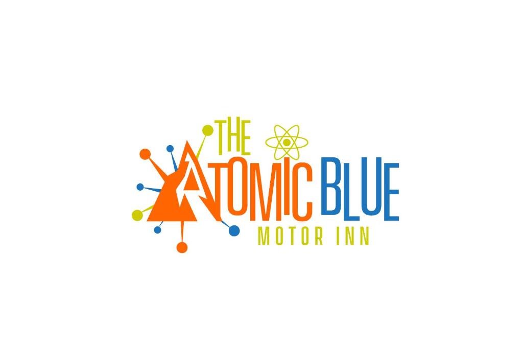 um logótipo para a estalagem automóvel azul de ozono em The Atomic Blue Motor-Inn em Monticello