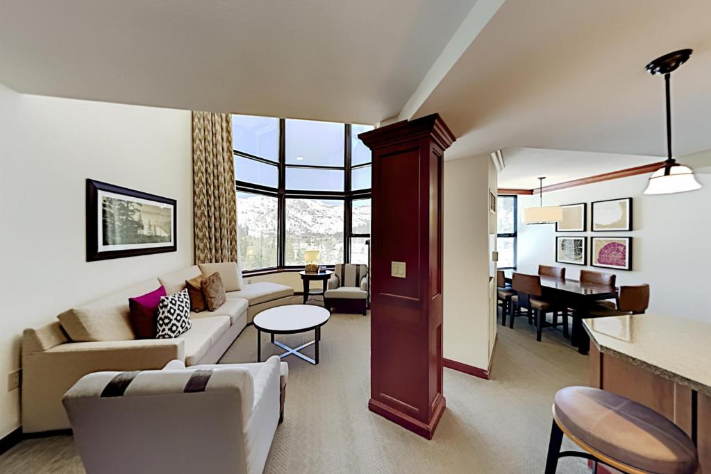 奧林匹克谷的住宿－Resort at Squaw Creek's 806 & 808，客厅配有沙发和桌子