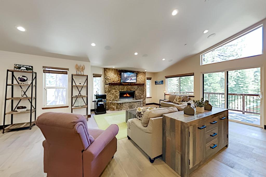 uma sala de estar com dois sofás e uma lareira em Prospector Palace em South Lake Tahoe