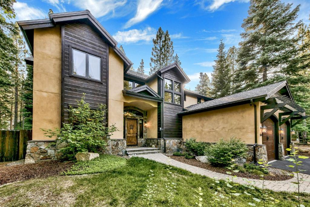 una casa con una casa negra y marrón en Cochise Charms en South Lake Tahoe