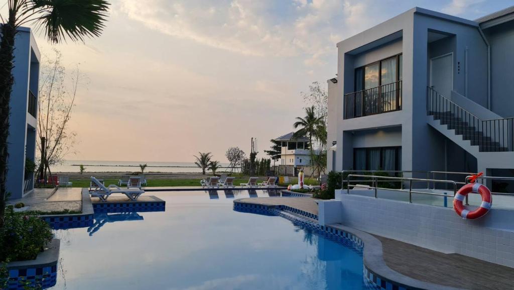 Bazén v ubytování HATCHAO HERITAGE BEACH FRONT RESORT nebo v jeho okolí