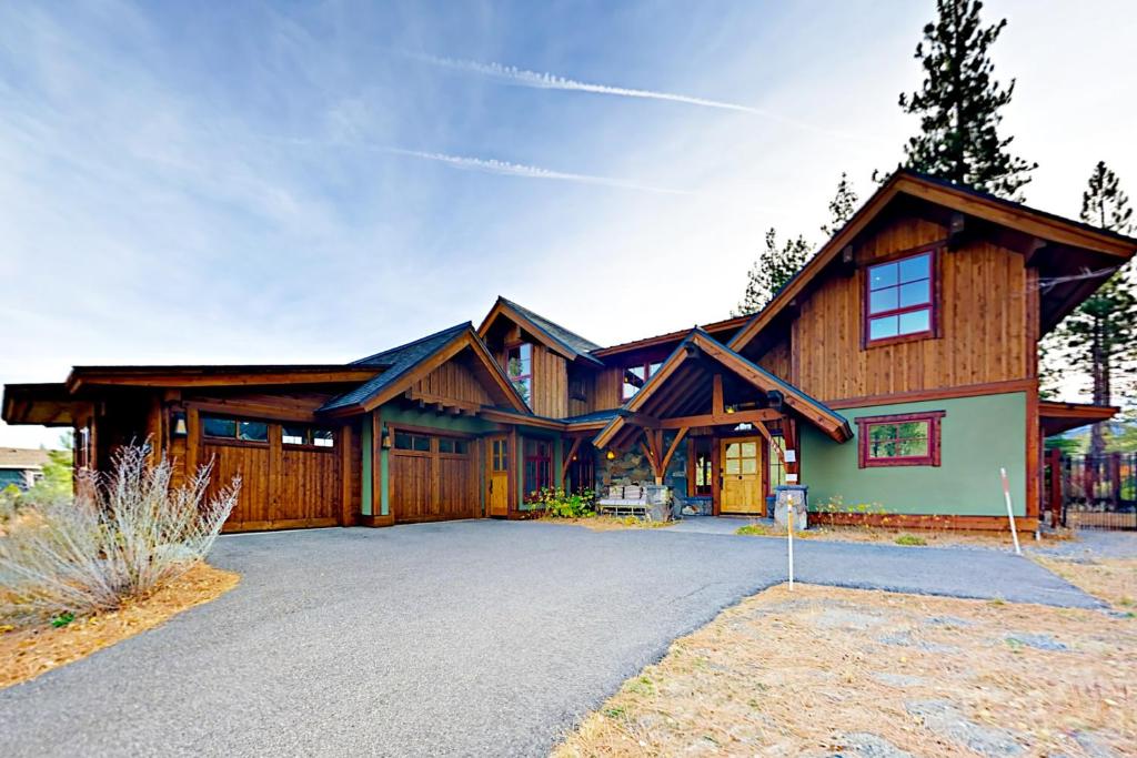 una gran casa de madera con entrada en Mount Olympia Oasis, en South Lake Tahoe