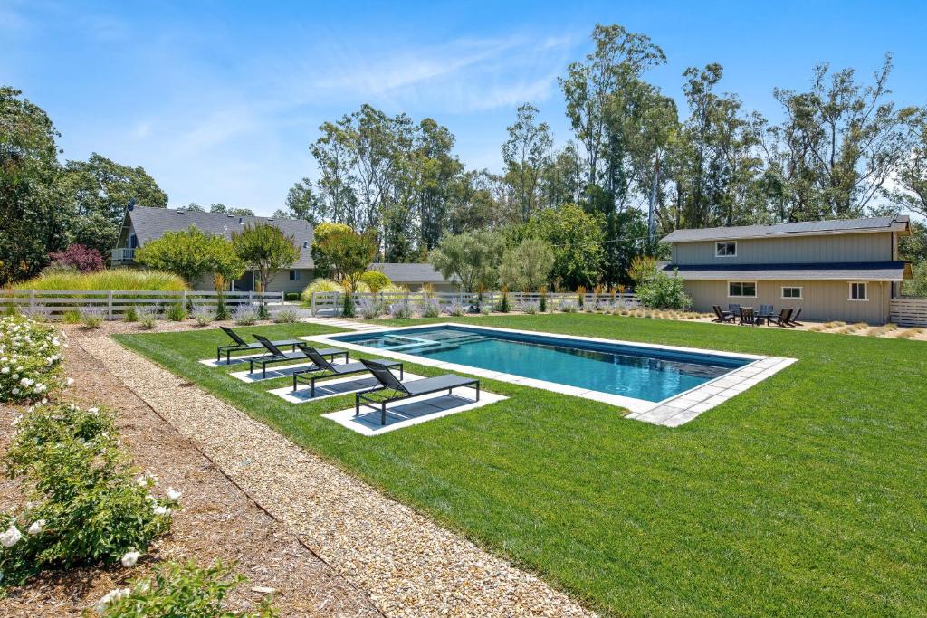 un patio con una piscina con bancos y una casa en Pearson Manor, en Sonoma