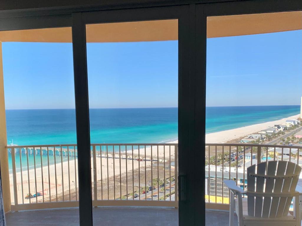 un apartamento en condominio con vistas a la playa desde el balcón en Sunset Cove at Calypso III en Panama City Beach