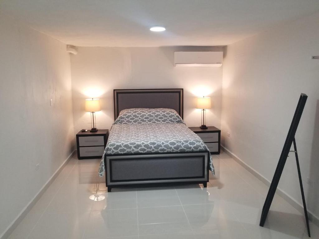 1 dormitorio con 1 cama y 2 lámparas en las mesas en Home San Juan en San Juan