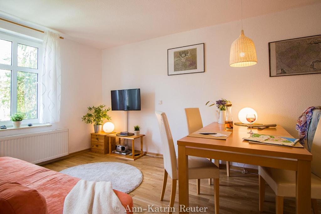 Zimmer mit Esstisch und Schlafzimmer in der Unterkunft Ferienhaus Am Ufer - Ferienwohnung Strandluft in Sassnitz