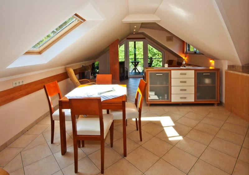 eine Küche mit einem Tisch und Stühlen im Zimmer in der Unterkunft Ferienhaus Emma - Fewo 3 in Lohme