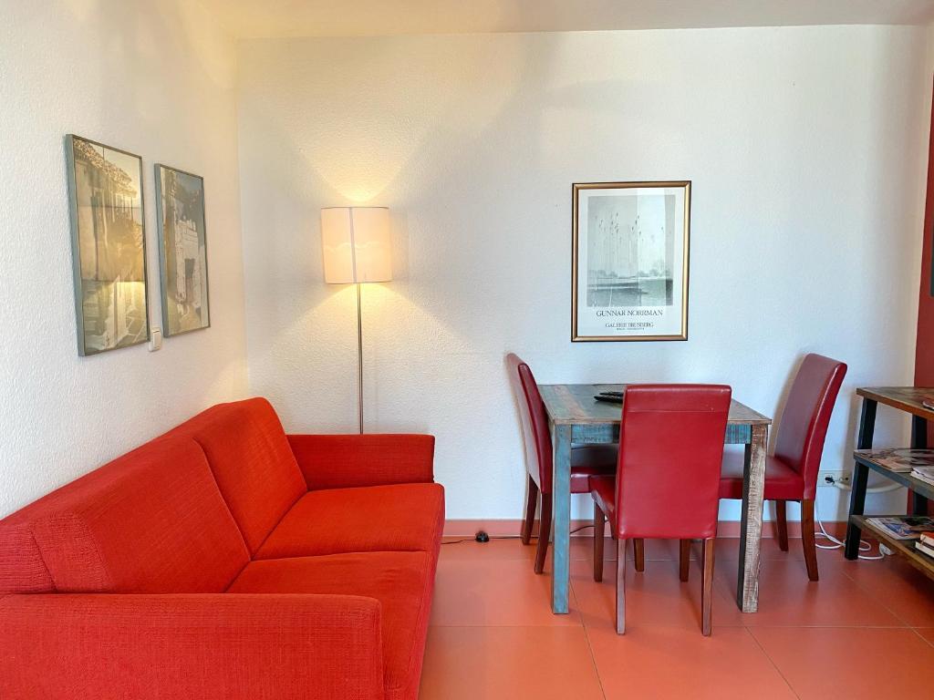 a living room with a couch and a table and chairs at Appartements am Rondell Neddesitz, Appartement 306 in Neddesitz