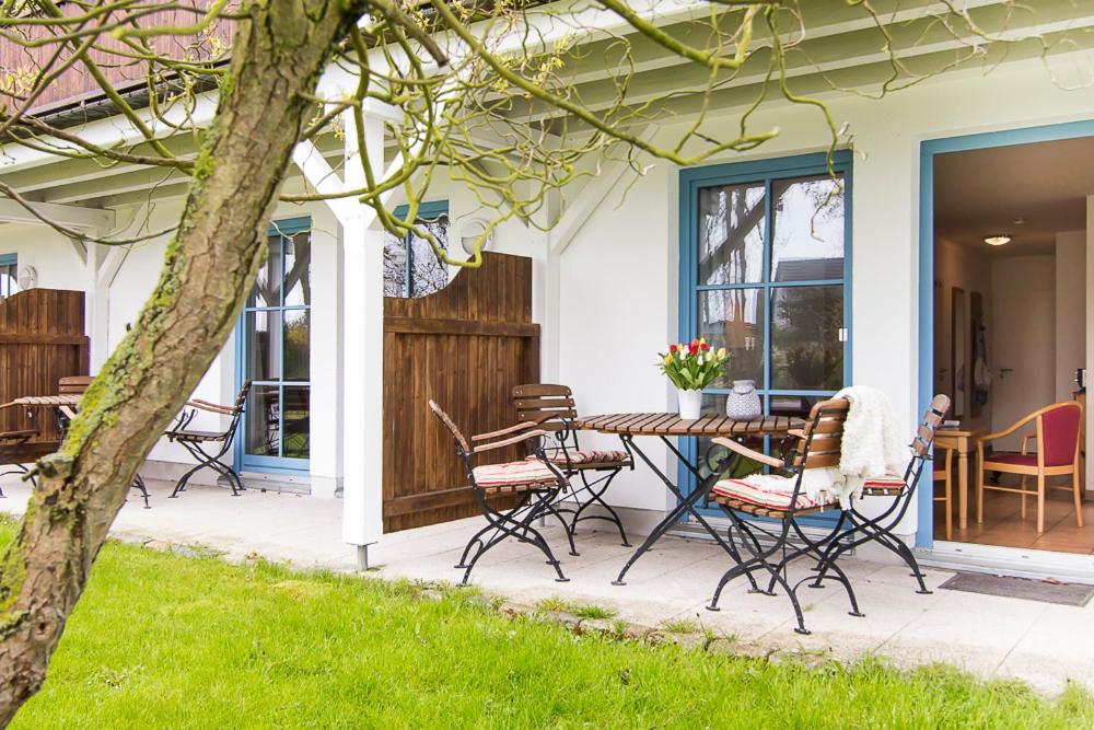 un patio con sillas y una mesa en una casa en Ferienanlage Kap Arkona - App 7, en Putgarten