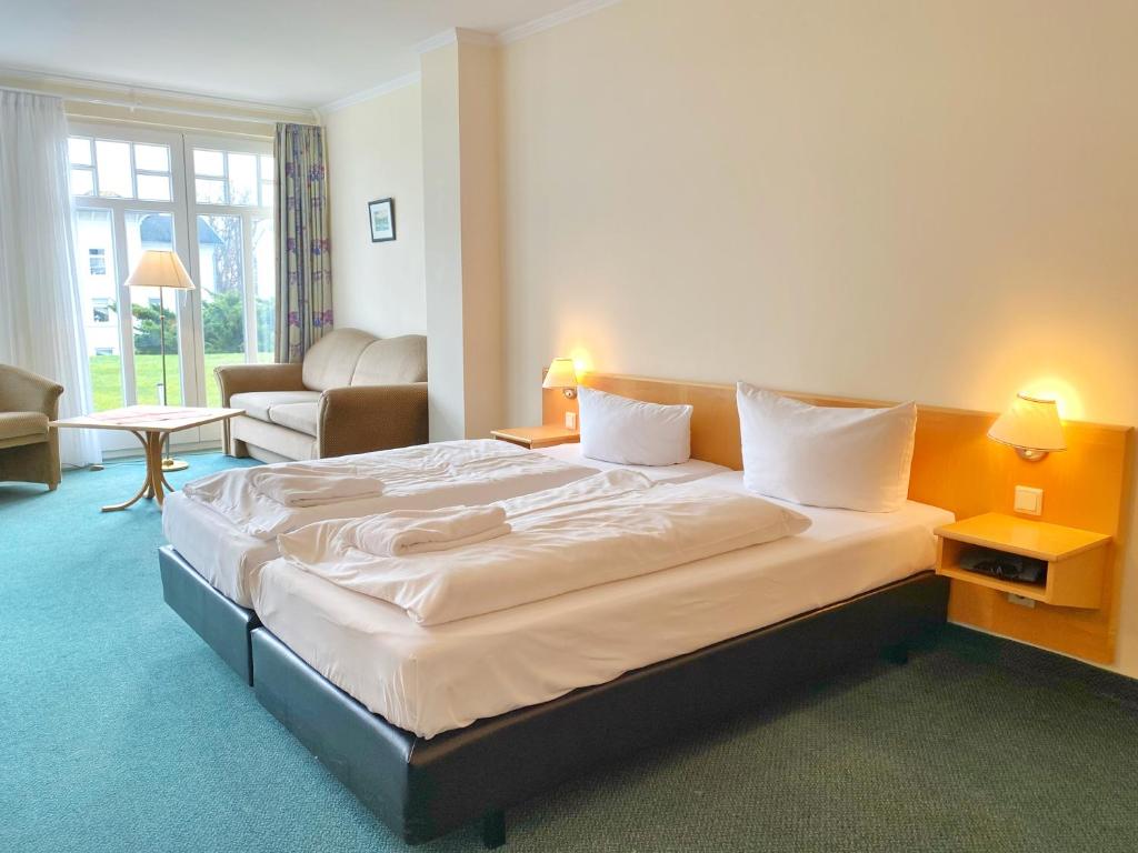 ein Schlafzimmer mit einem großen Bett in einem Zimmer in der Unterkunft Sassnitz - Villa Anna Villa Anna App 10 in Sassnitz