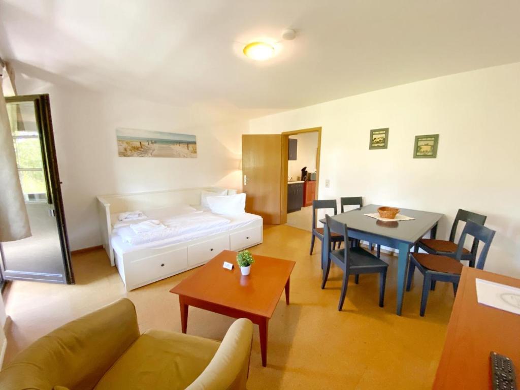 ein Wohnzimmer mit einem Bett und einem Tisch in der Unterkunft Landpension Dubnitz Landpension Dubnitz - Ferienwohnung 4 