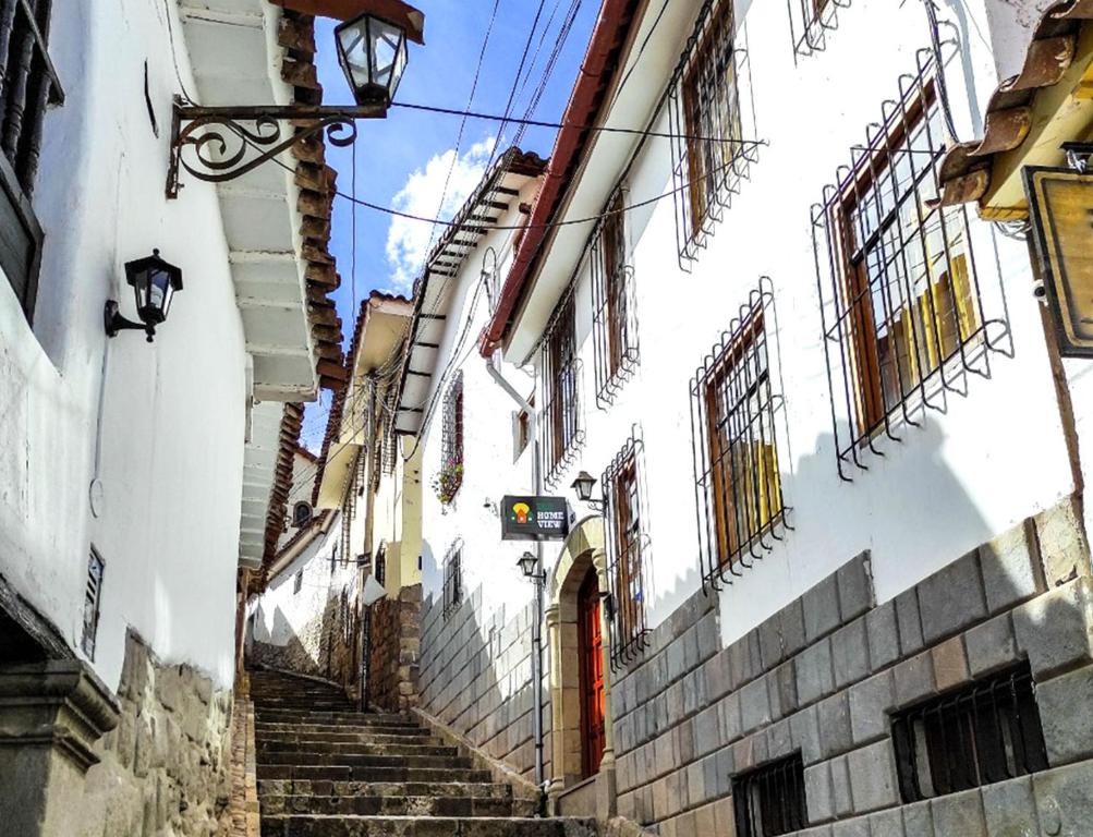 un vicolo con scale che conducono a un edificio di Eco Home View - Guest House a Cuzco
