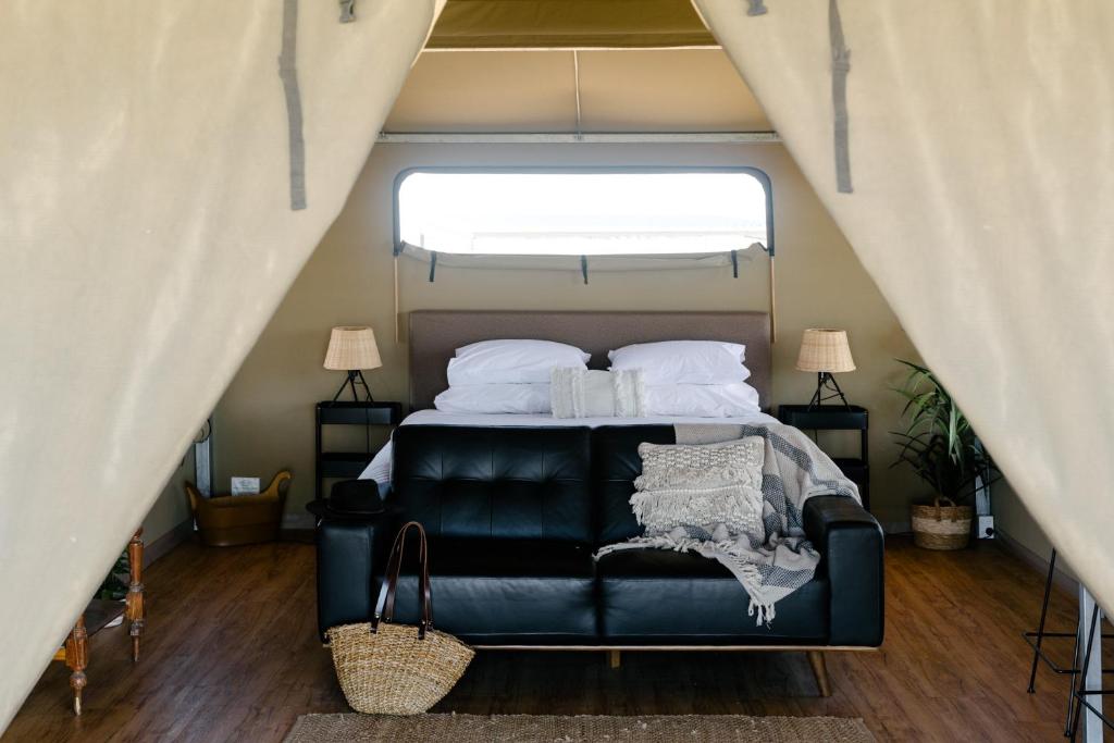 מיטה או מיטות בחדר ב-Mitchell Grass Retreat