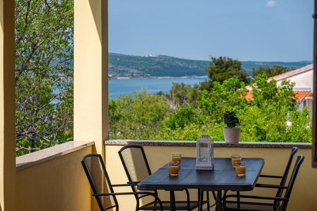 d'une table et de chaises sur un balcon avec vue. dans l'établissement Apartment Mari - with view, à Novigrad