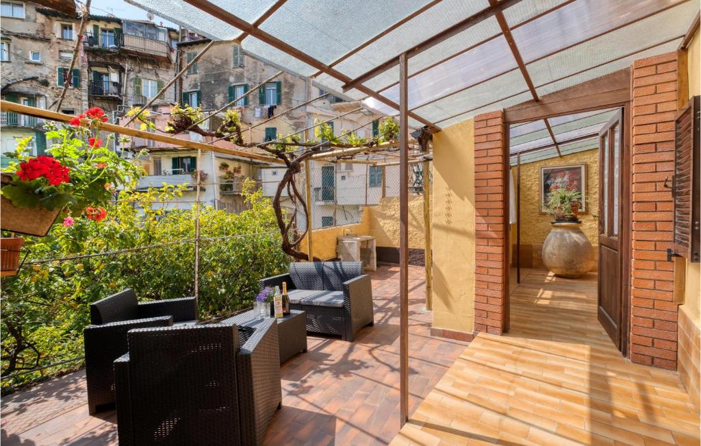 d'une terrasse avec des chaises et une table. dans l'établissement Amazing Home In Ventimiglia With Kitchen, à Vintimille