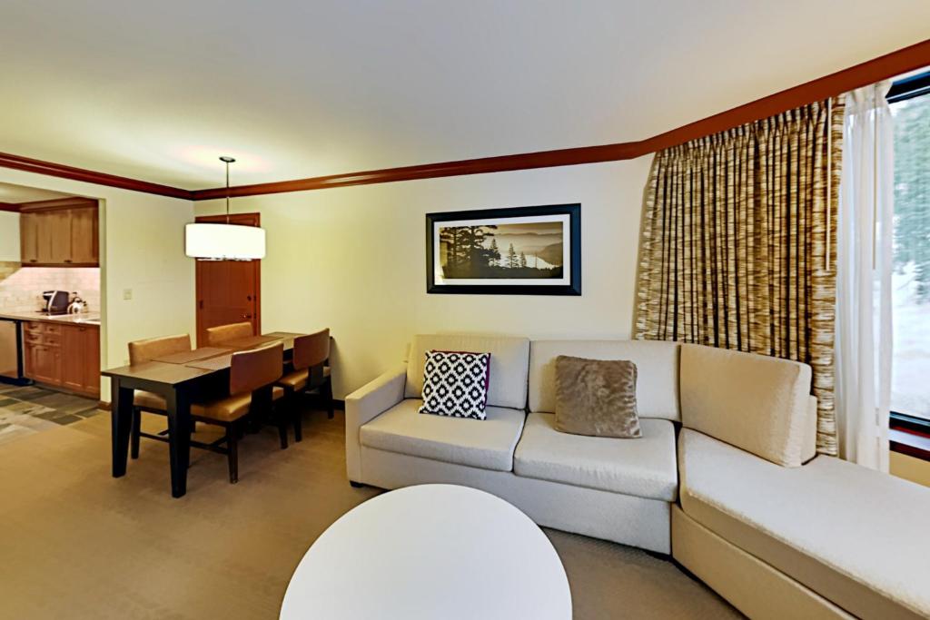 ein Wohnzimmer mit Sofa und Tisch in der Unterkunft Resort at Squaw Creek's 521 in Olympic Valley