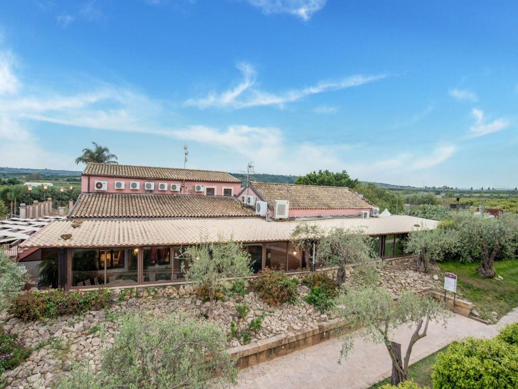 an overhead view of a building with a garden at Inviting Holiday Home in Carlentini with Pool in Carlentini
