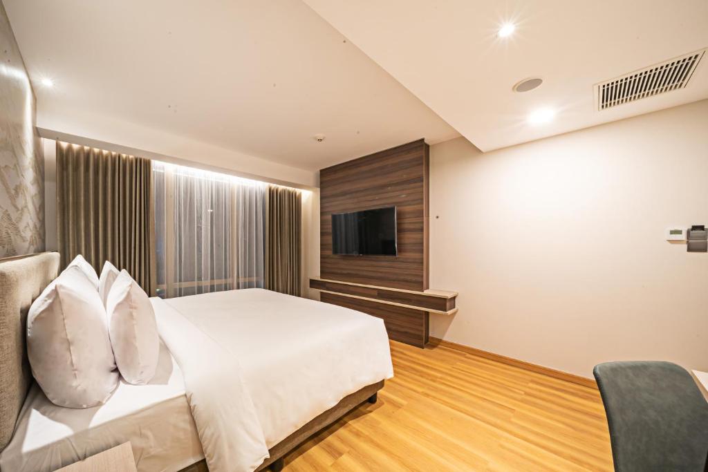 TV a/nebo společenská místnost v ubytování Platinum Hotel Tunjungan Surabaya