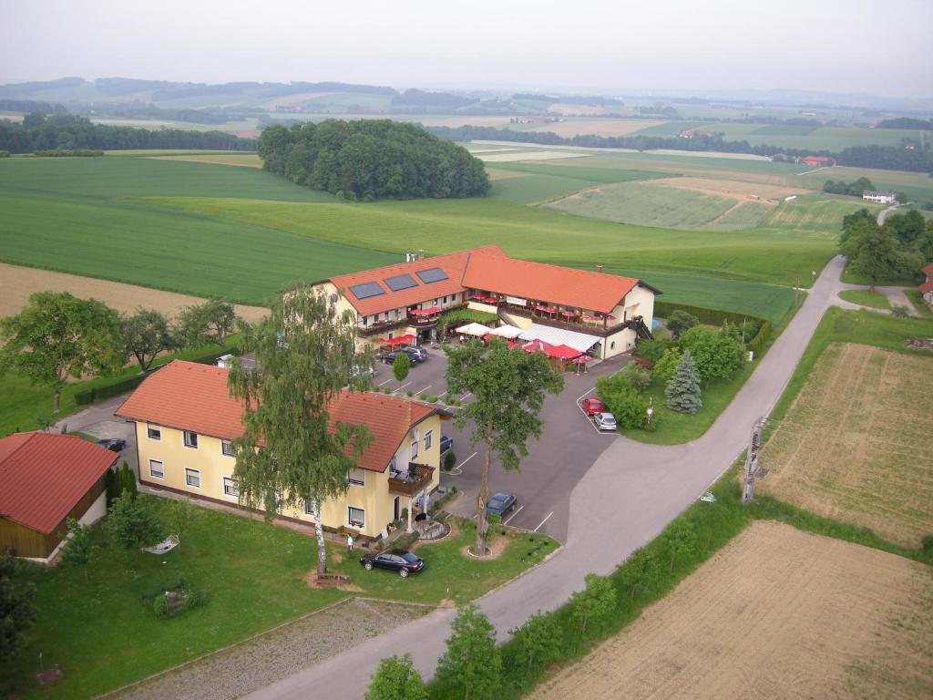 eine Aussicht auf ein Haus mit einem Bauernhof in der Unterkunft Pension Weinbauer in Hofkirchen im Traunkreis