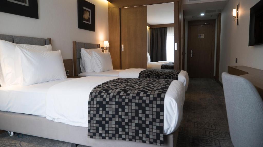 A bed or beds in a room at Yuksel Istanbul Yenikapı Hotel