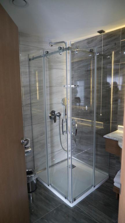 A bathroom at Yuksel Istanbul Yenikapı Hotel